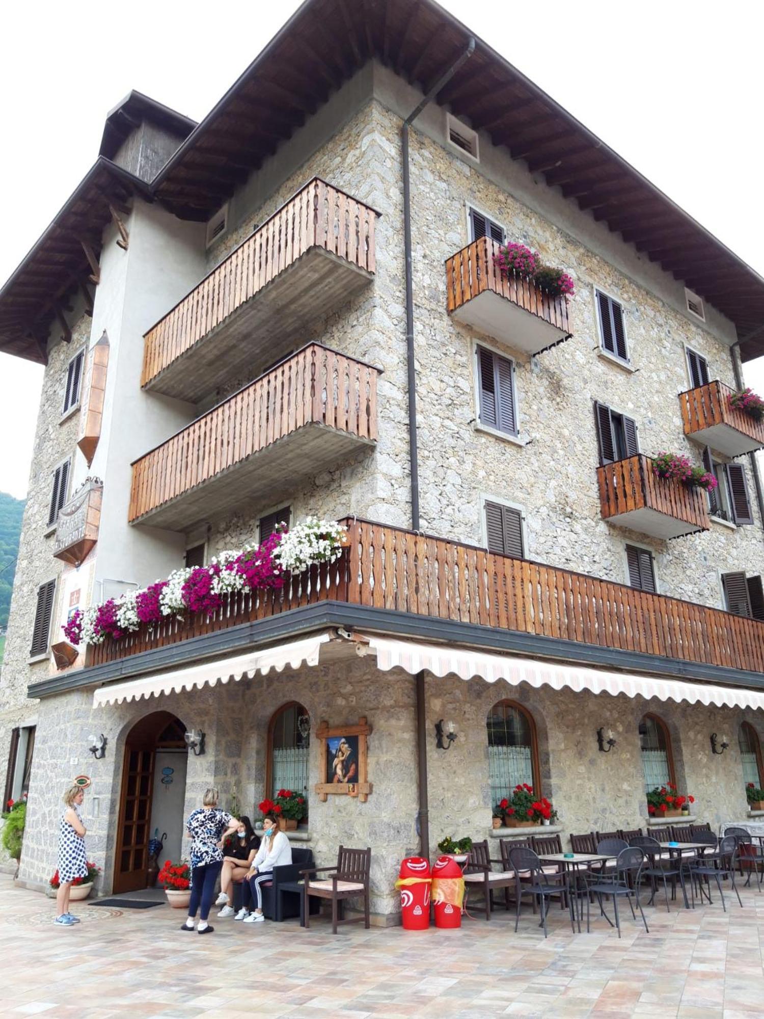 Hotel Carrara Serina  Esterno foto